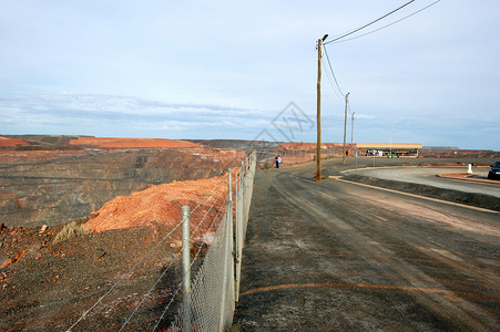 金金矿工业栅栏岩石高清图片
