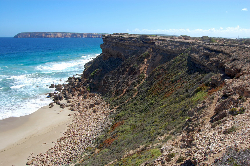 断裂和海洋石头海岸支撑岩石海滩蓝天悬崖波浪红色海浪图片
