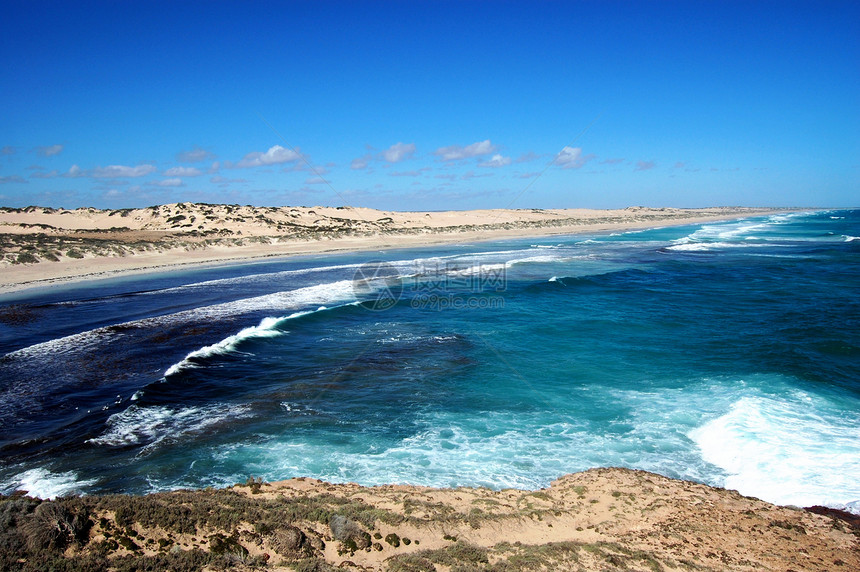 断裂和海滩岩石蓝天海浪波浪支撑石头蓝色红色海洋悬崖图片