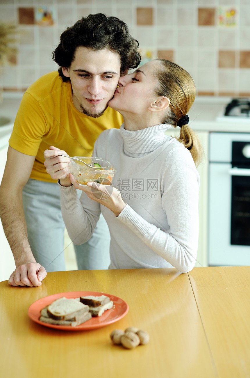 几间厨房快乐蔬菜食物女士幸福水果女性桌子头发素食主义者图片