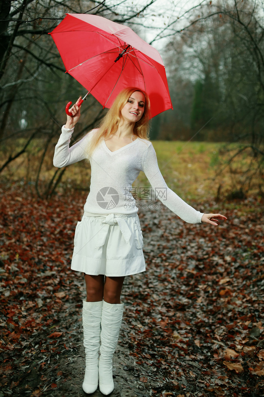 带雨伞的妇女生活女性闲暇红色天气成人活动白色季节女孩图片
