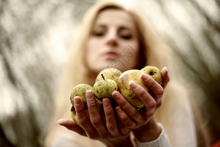 有苹果的女人白色黄色女性苦恼青年背景图片