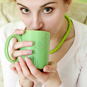 茶绿色项链茶杯子闲暇饮料享受健康女士女性眼睛早餐成人背景