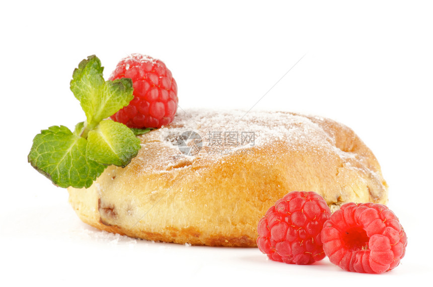 开胃烤蛋糕 加葡萄干 草莓和薄荷图片