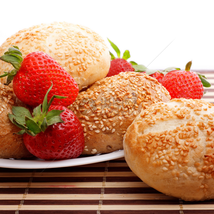 圆包和草莓早餐吃饭食物时间糕点树叶浆果照片餐巾面包图片