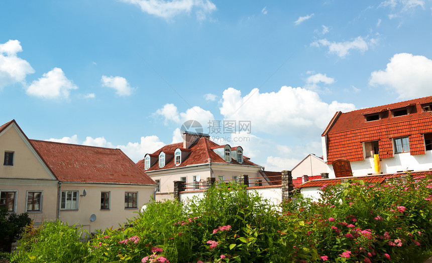 欧洲小城镇花朵红色花园叶子树叶花坛屋顶蓝色水平天空图片