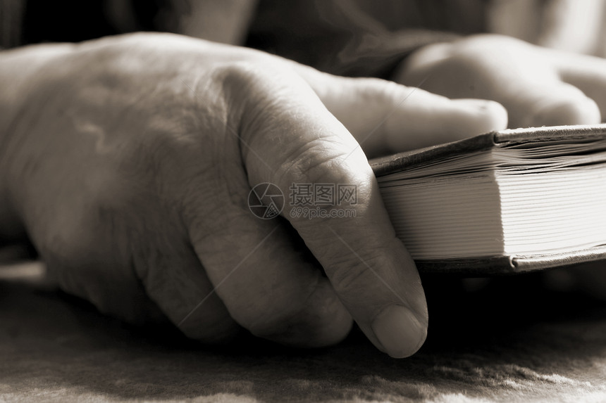 旧手拿着一本圣经图片