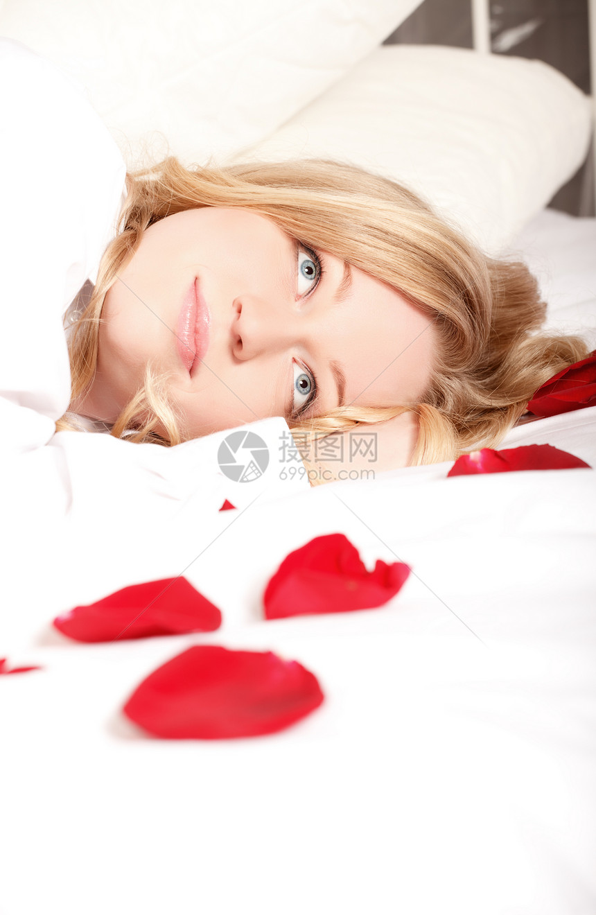 与玫瑰桃子睡在床上的妇女图片