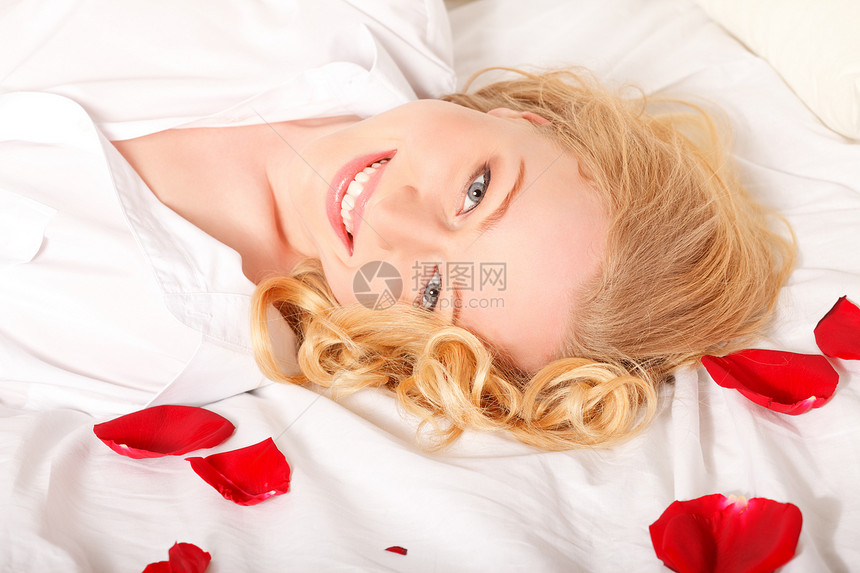 与玫瑰桃子睡在床上的快乐妇女情人头发女孩微笑身体金发说谎成人女性女郎图片