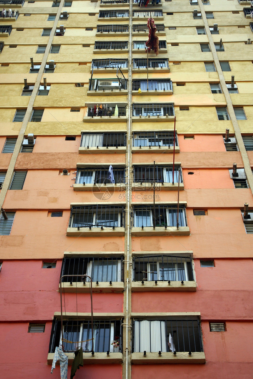 香港的公屋城市土地运输财产蓝色房子建筑民众火车天空图片
