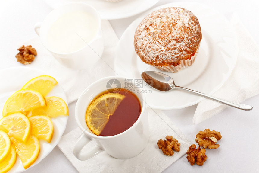 有蛋糕的茶餐巾吃饭水壶饼干静物奶制品时间勺子生活桌子图片