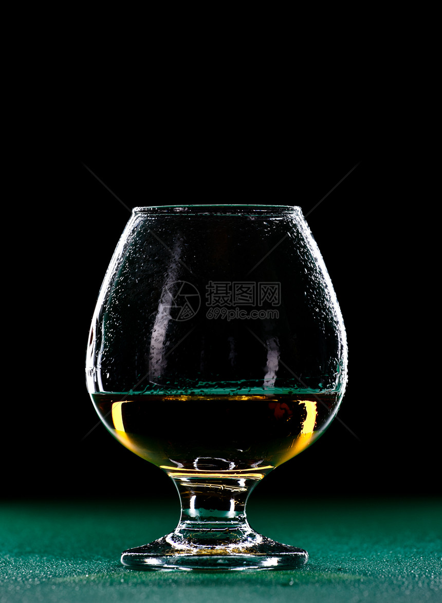 威士忌玻璃餐具背光反射陶器饮料高脚杯水晶酒杯液体照片图片