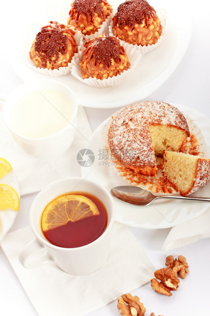 有蛋糕的茶菜肴杯子巧克力饼干照片核桃面包烘烤奶制品奶油图片