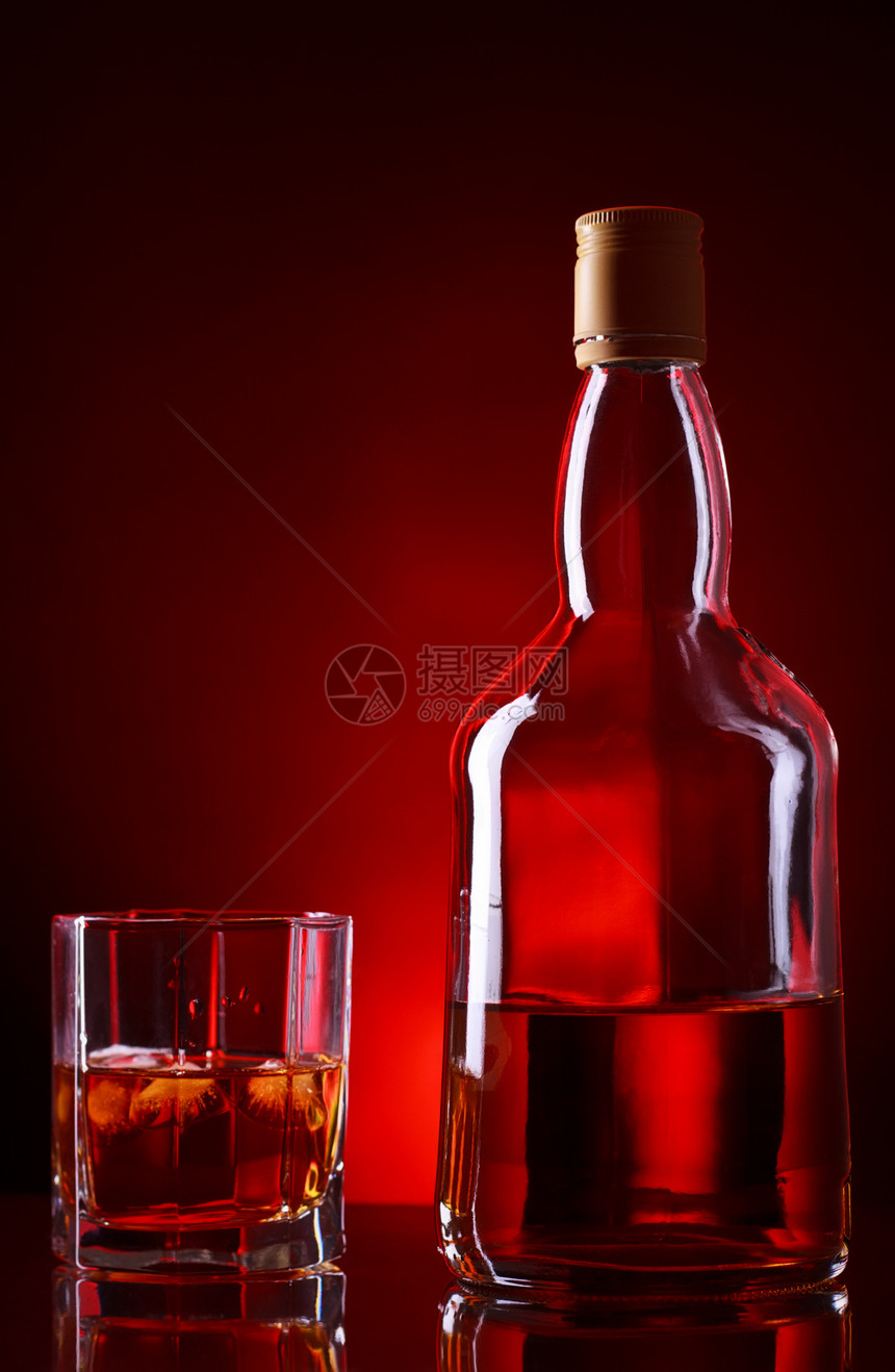 威士忌瓶和玻璃照片桌子插图镜子嘘声琥珀色瓶子酒吧酒精高脚杯图片