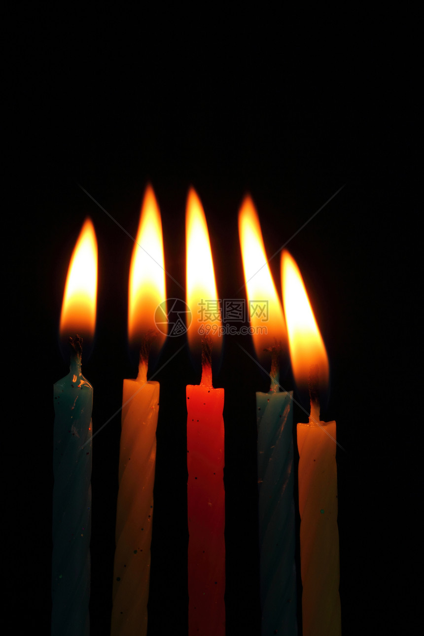 五支蜡烛和火焰庆典生日图片