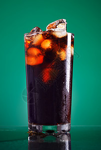 可口可乐玻璃蓝色反射茶点液体气泡苏打碳化流动果汁饮料背景