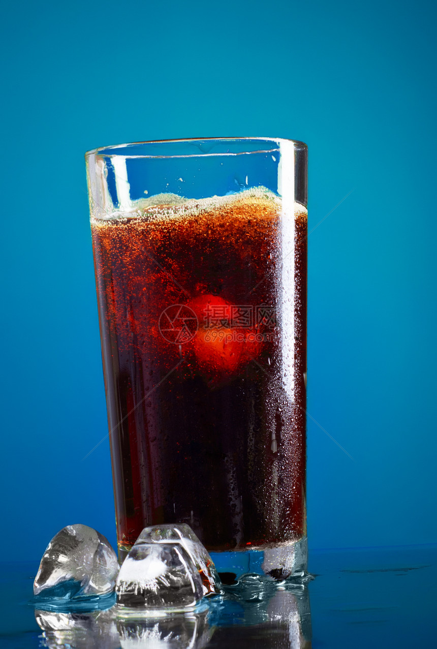 可口可乐玻璃流动果汁碳化苏打气泡立方体茶点嘶嘶流行音乐饮料图片