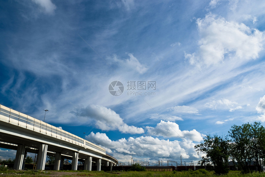 拥有高速公路和云雾的城市景观图片