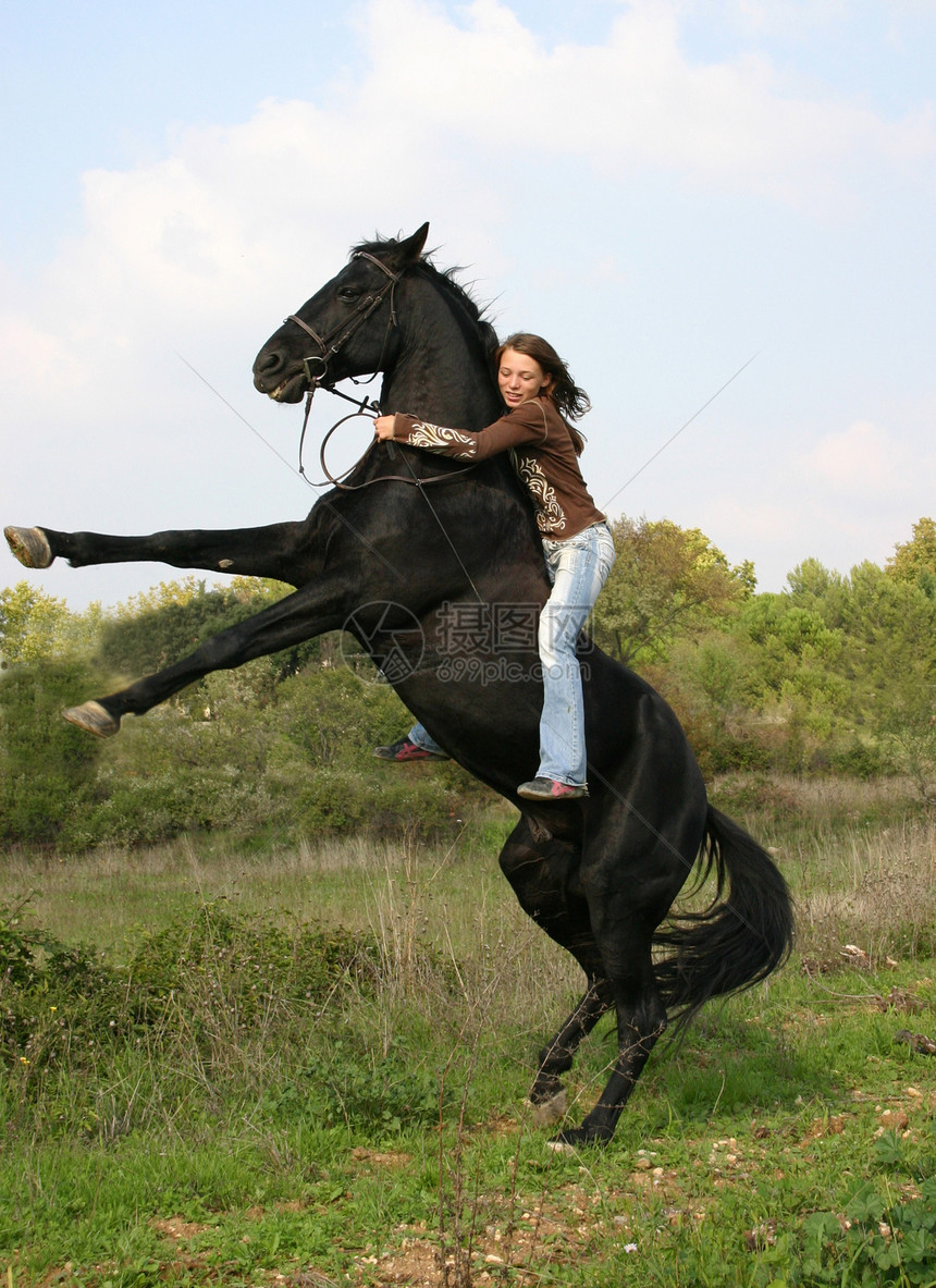 养马危险动物头盔天空运动黑色舞步青少年女士骑马图片