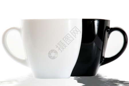 黑杯和白杯食物咖啡白色反射黑色午餐背景图片