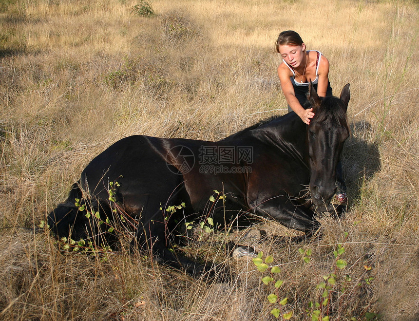 躺下骑马的女子友谊女孩黑色朋友们白色动物男性青少年场地马术图片