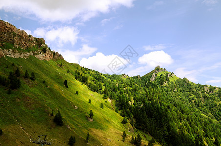 阿尔卑山地貌岩石风景薄雾绿色场地反射水池高清图片