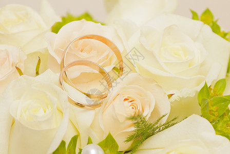 新娘花束粉色戒指捧花结婚胜利黄色背景图片