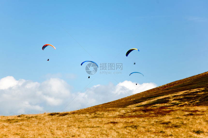 滑盘运动员自由车辆蓝色天空降落伞乐趣风险勇气图片