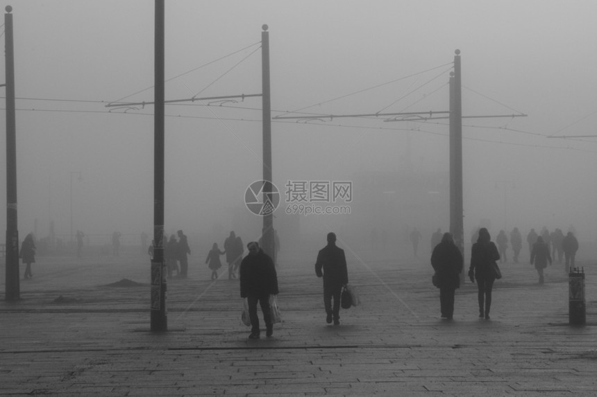人们在雾中行走图片
