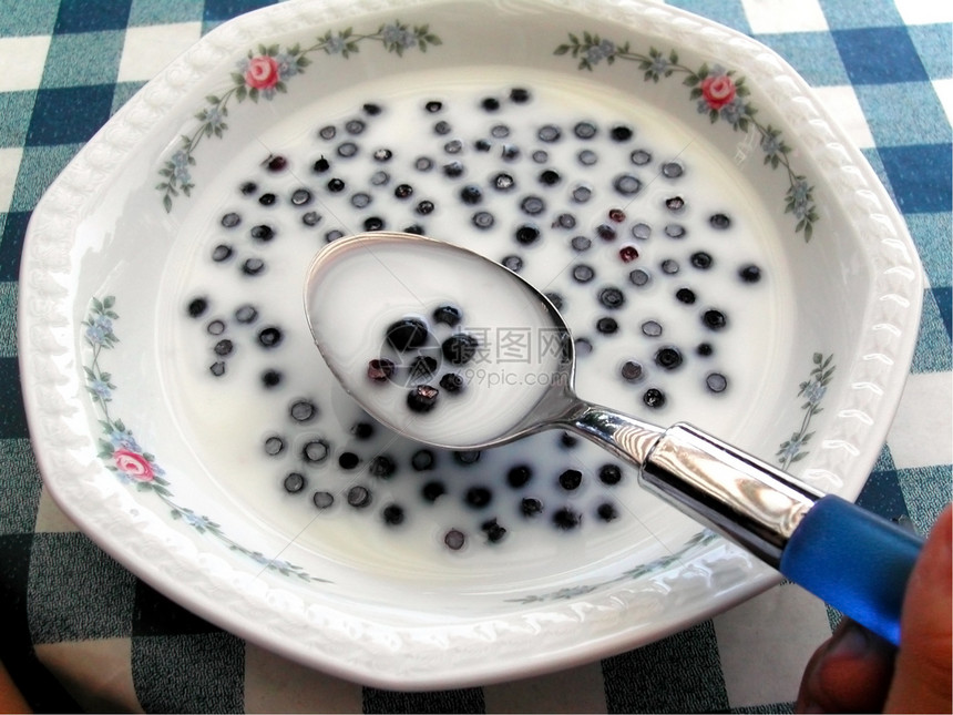 蓝莓和加糖的牛奶图片