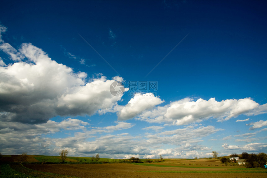 播种田地和多云的天空环境地平线农场乡村牧歌土地农作物阳光太阳农村图片