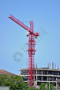 带建筑工地的红起重塔背景图片
