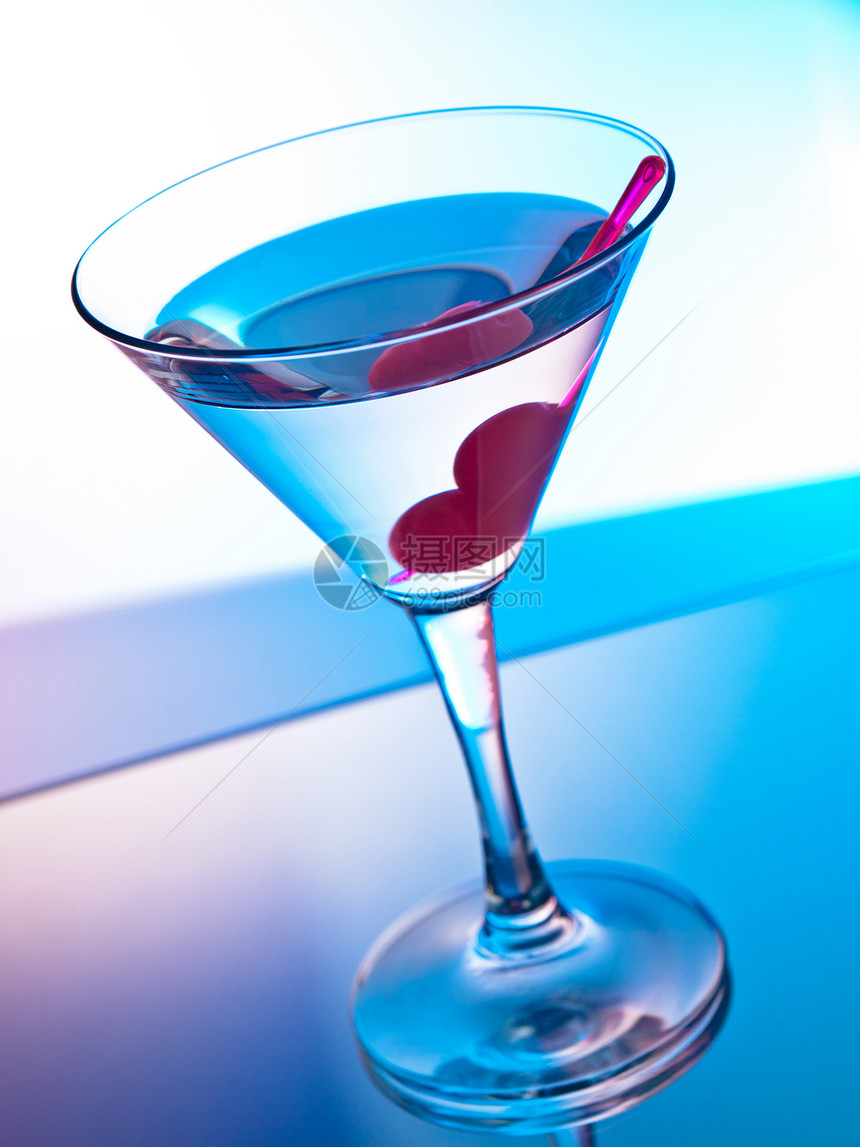 马丁尼语Name活力酒精夜店饮料紫色享受玻璃反射蓝色派对图片