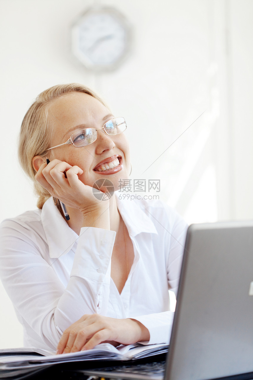 商业妇女办公室商务微笑写作电脑正装女士金发桌子女孩图片