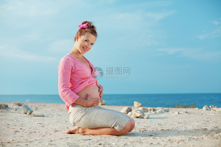 怀孕母性分娩地面成人阳光休息太阳女性冒充母亲图片