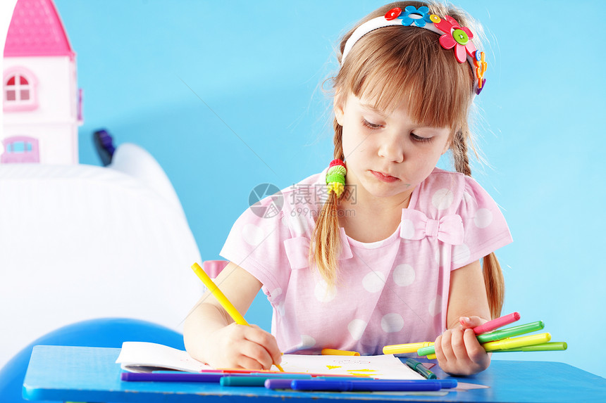 儿童绘画学习草图桌子艺术家毛毡苗圃专注蓝色幼儿园孩子图片