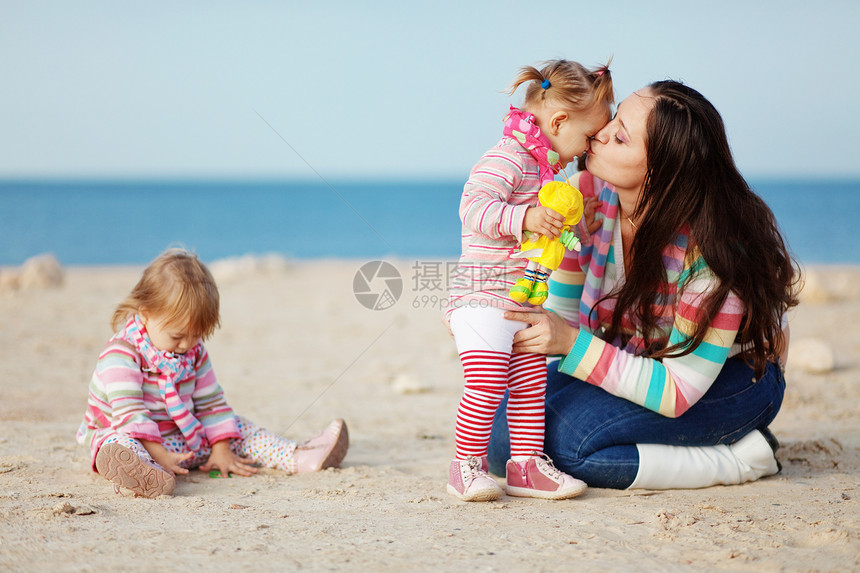 幸福家庭假期海滩婴儿女士女孩闲暇母亲女儿父母快乐图片