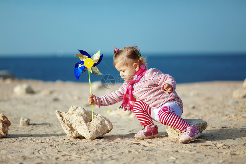 海滩上的孩子女孩儿童青年玩具女性围巾童年闲暇婴儿衣服图片