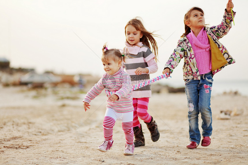 孩子们在海滩玩闲暇朋友们青年团体跑步乐趣快乐友谊游戏童年图片