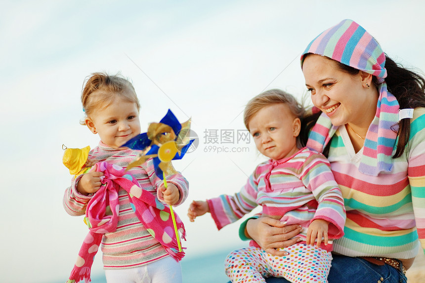 幸福家庭双胞胎女士团体婴儿乐趣闲暇孩子们自由假期童年图片