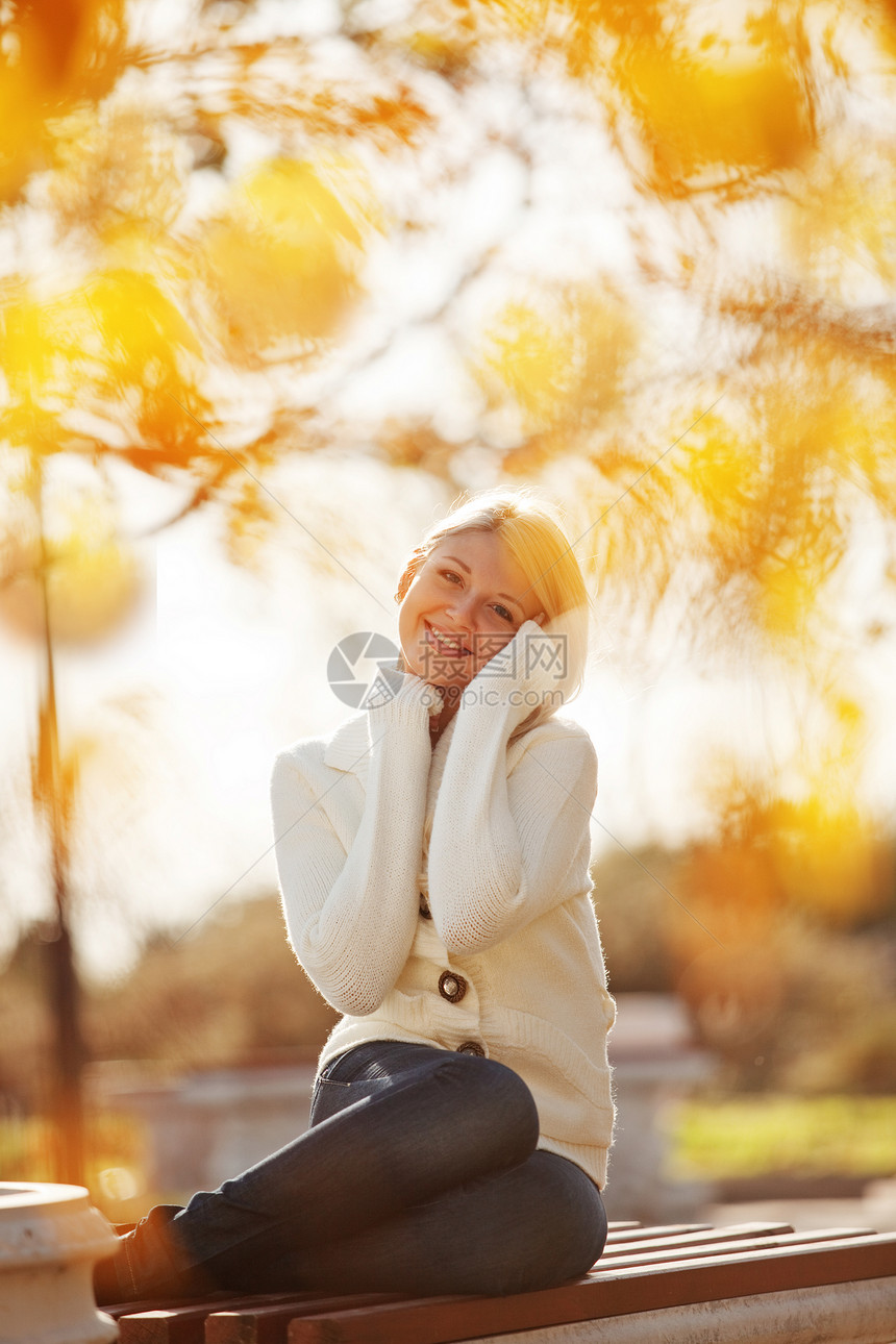 秋季衣服头发冒充女孩闲暇快乐青年树叶女士金发女郎图片