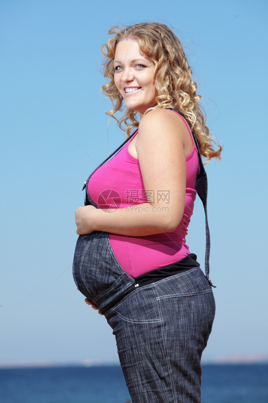 怀孕天空福利肚子海滩冒充女士牛仔裤母亲父母成人图片