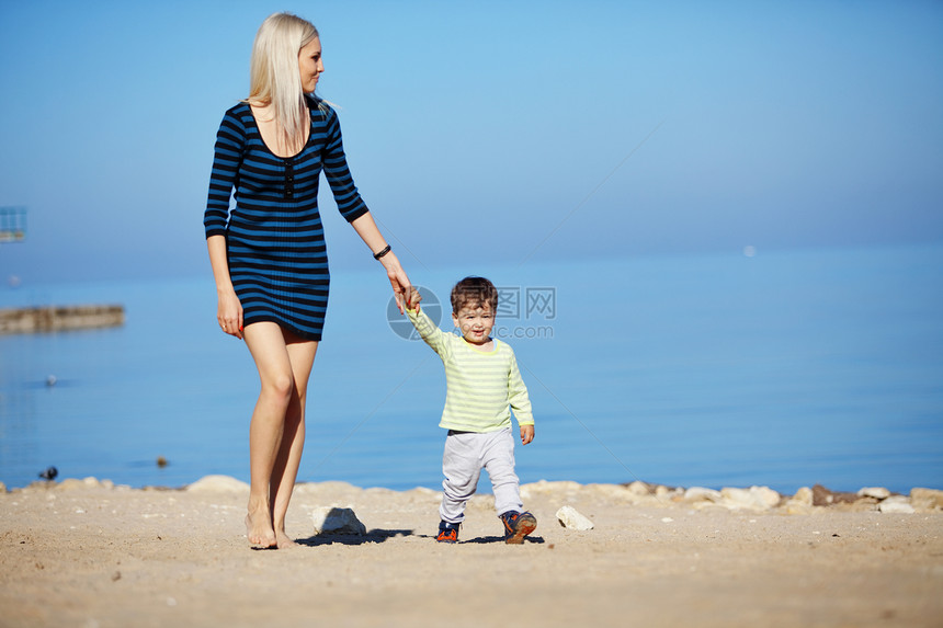 家庭休闲娱乐自由母性童年母亲儿子假期育儿孩子父母海滩图片