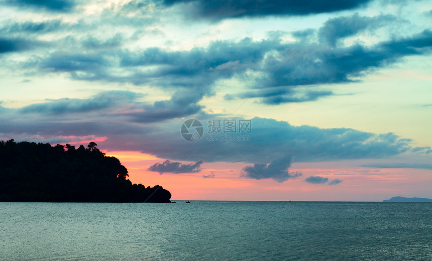 安达曼海的日落蓝色海洋热带旅行支撑太阳海浪岩石反射天空图片