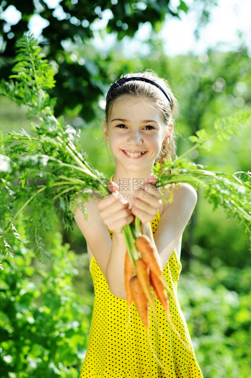有胡萝卜的女孩黄色水果孩子微笑小吃营养食物女性乐趣绿色图片