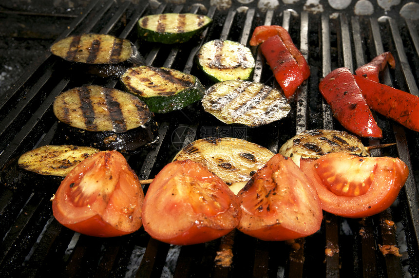 烤炉上的蔬菜美食内饰盘子静物烧烤厨具西红柿炙烤玉米食物图片