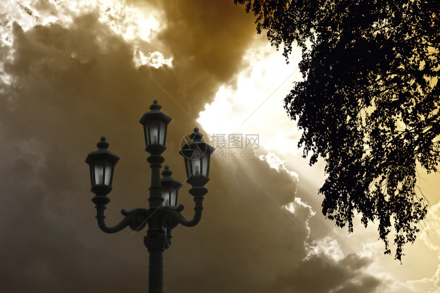 日落时街灯管子运输旅行蓝色旅游橙子城市街道太阳图片