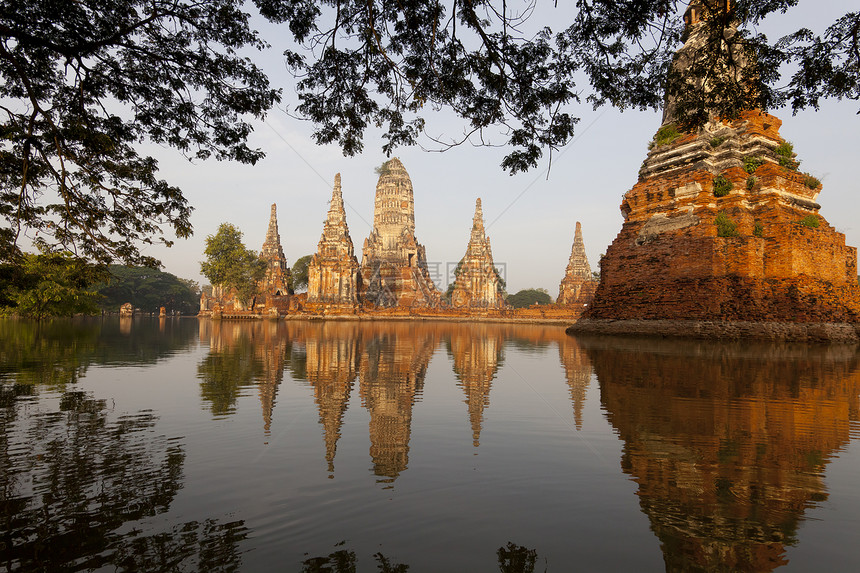 Ayutthaya的寺庙被洪水淹没历史性天空尖塔建筑蓝色旅游植物信仰建筑学地标图片