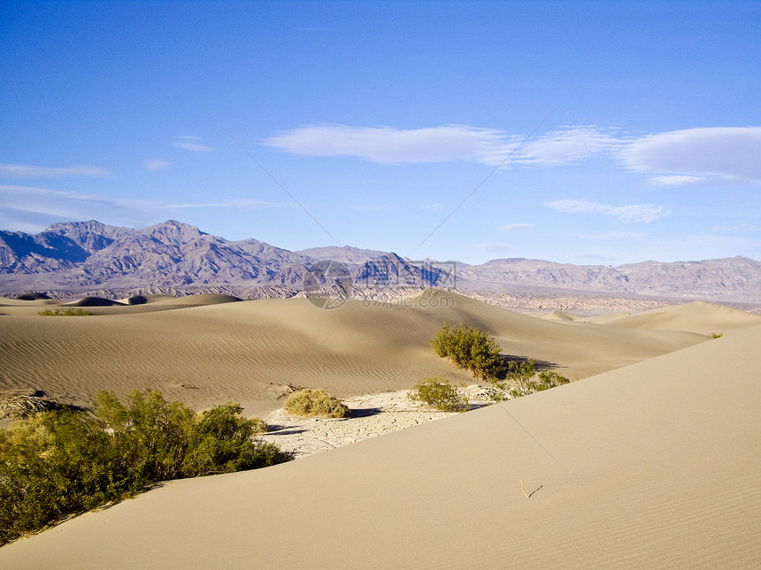 死亡谷地沙漠阳光平底鞋黄色阴影沙丘山脉辉光日光蓝天图片