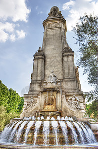 塔莎奶奶位于埃斯帕纳马德里德广场的喷泉古迹背景